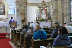 Bittprozession an der Weingartenkapelle (Foto: Karl-Franz Thiede)